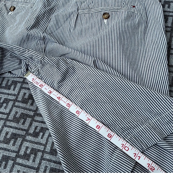 TOMMY HILFIGER Seersucker Casual Flat Front Shorts - Warm Charcoal & White - 36 - Picture 7 of 11